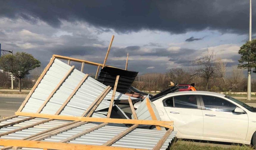 Rüzgarın uçurduğu çatı, park halindeki aracın üzerine düştü