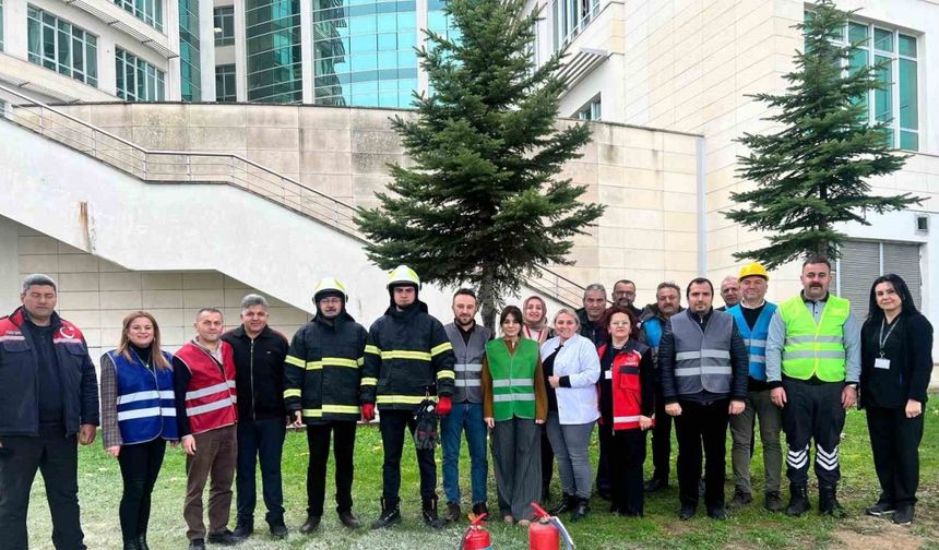 Sağlık çalışanlarına yangın tatbikatıyla can güvenliği eğitimi verildi