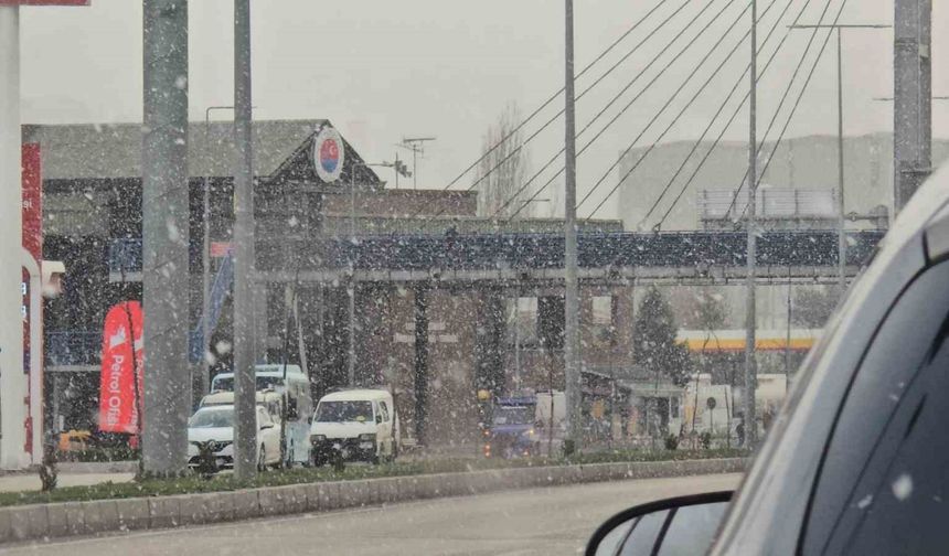 Kış ayında yağmayan kar Bahar ayında geldi