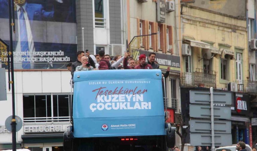 Trabzonspor U19 takımı Avrupa ikinciliğini taraftarıyla kutladı