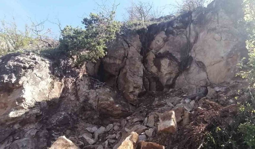 Amasya’da dağdan kopan dev kaya parçaları korkuttu