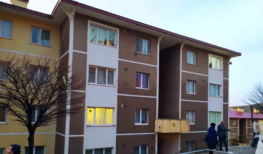 Bayburt’ta kuvvetli rüzgar evlerin çatılarını uçurdu
