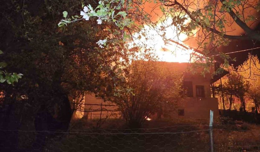 Bolu’da yatsı namazına giden adamın evi alev alev yandı