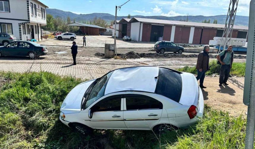 Çorum’da otomobil menfeze düştü: 1 yaralı