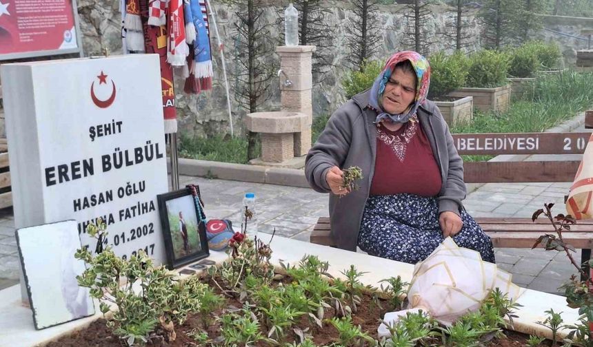 Eren Bülbül’ün annesi Ayşe Bülbül, PKK’nın silah bırakmasını değerlendirdi: "Eren’ler şehit edilmesin, hiçbir Ayşe anne ağlamasın diye onay veririm"