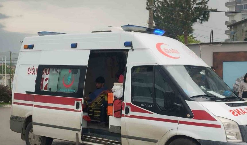 Hafif ticari aracın çarptığı motosikletli yaralandı