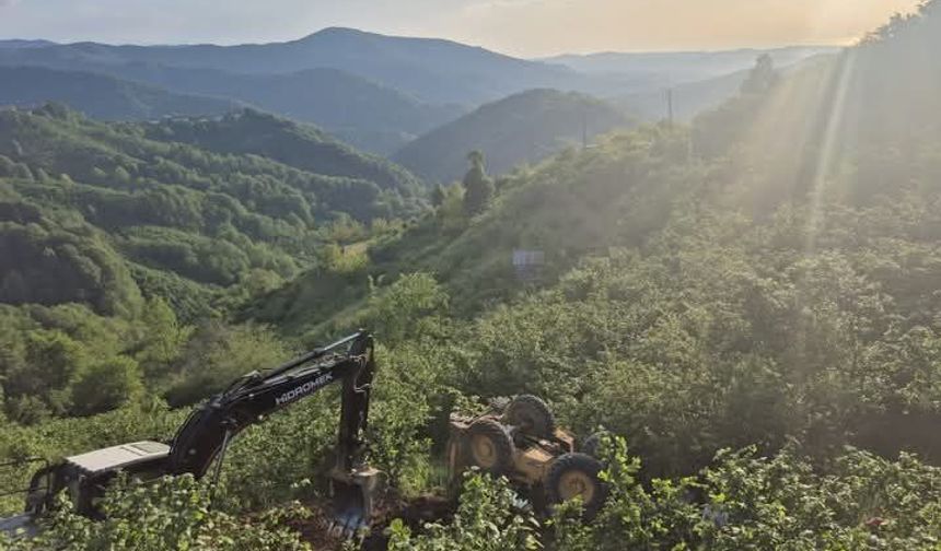 İş makinası şarampole devrildi, operatör atlayarak kurtuldu