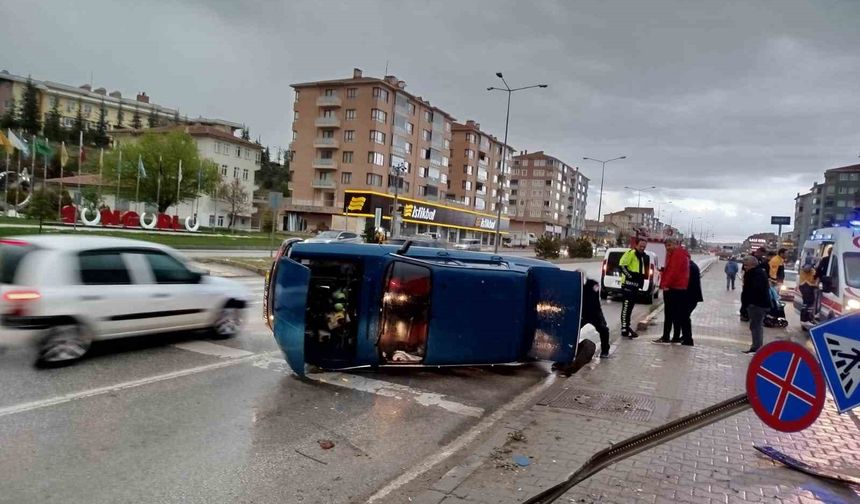 Levhaya çarpan otomobil yan yatarak durabildi: 1 kişi yaralandı