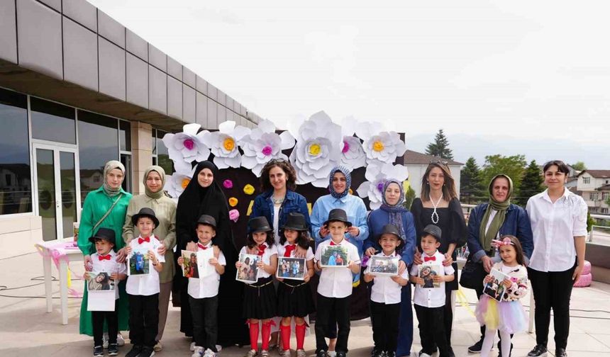 Miniklerden annelerine özel gösteri