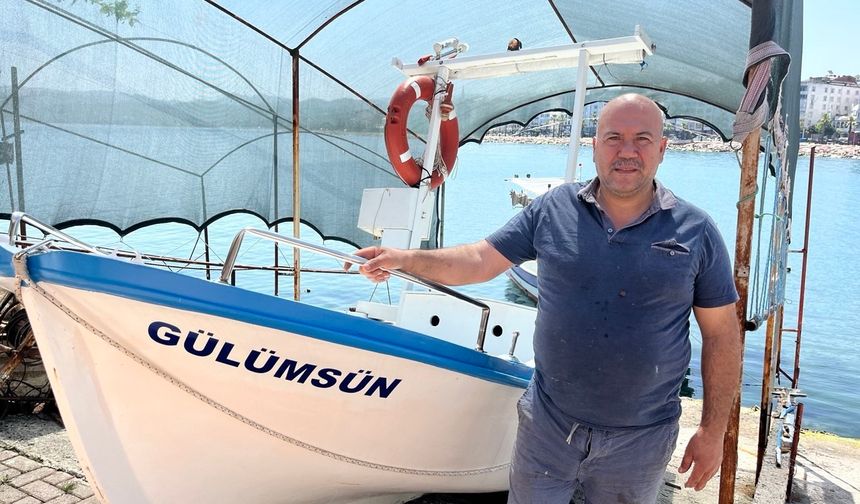 Mobilya ustası, ‘gülümsün’ ismini verdiği kayığı ile çocukluk hevesini gideriyor