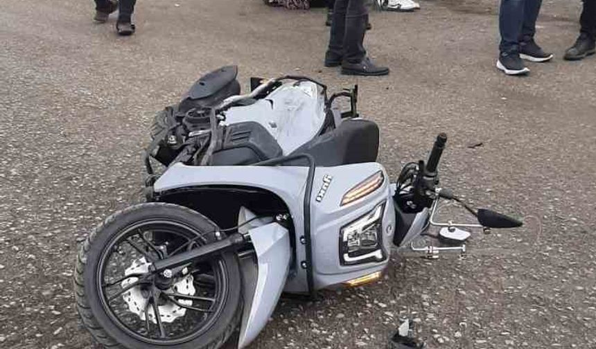 Motosiklet, park halindeki otomobile çarptı: 1 yaralı