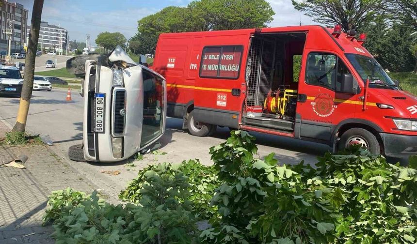 Otomobil rampa yukarı çıkarken yan yattı: 1 yaralı