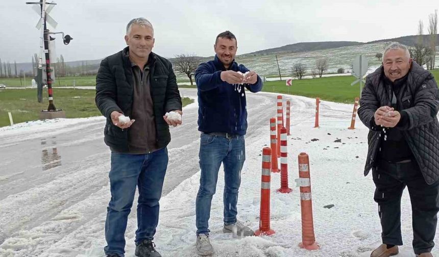 Tokat’ta etkili olan dolu yağışı araziyi beyaza bürüdü