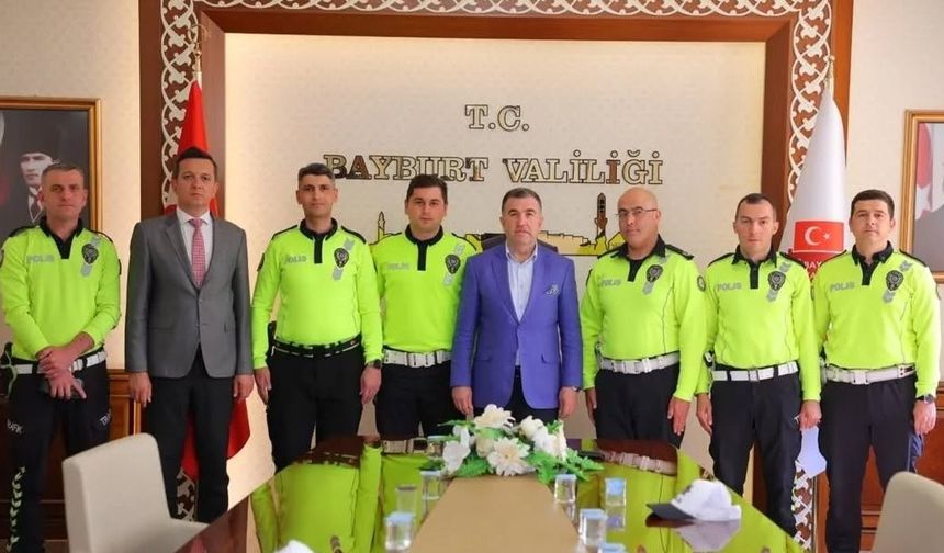Trafik polisleri başarı belgesiyle ödüllendirildi