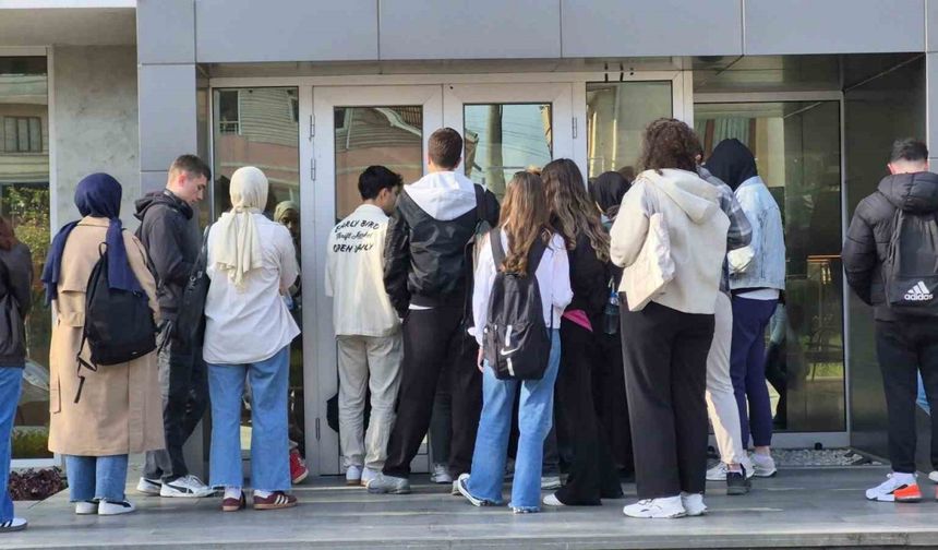 Yer bulamayan geri dönüyor: Mağaza değil, kütüphane kuyruğu