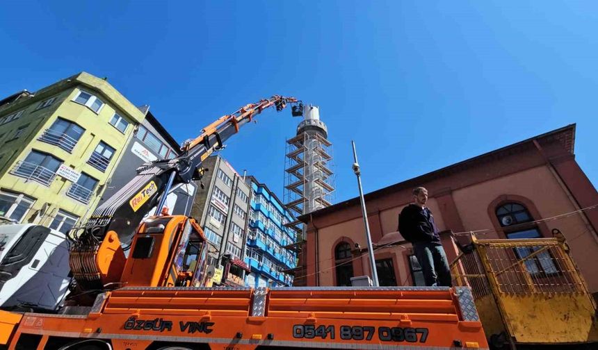 Zonguldak’ta 100 yıllık caminin minaresi risk nedeniyle yıkılıyor