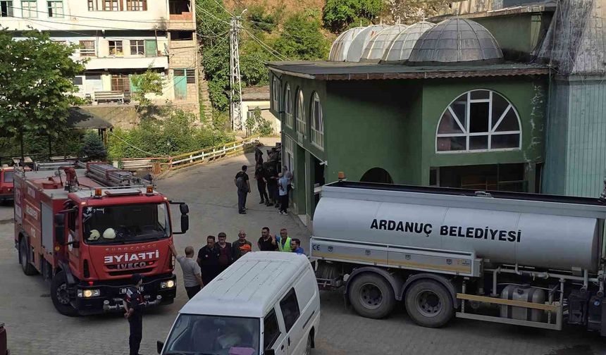 Evde çıkan yangına kovalarla taşıdıkları suyla müdahale ettiler
