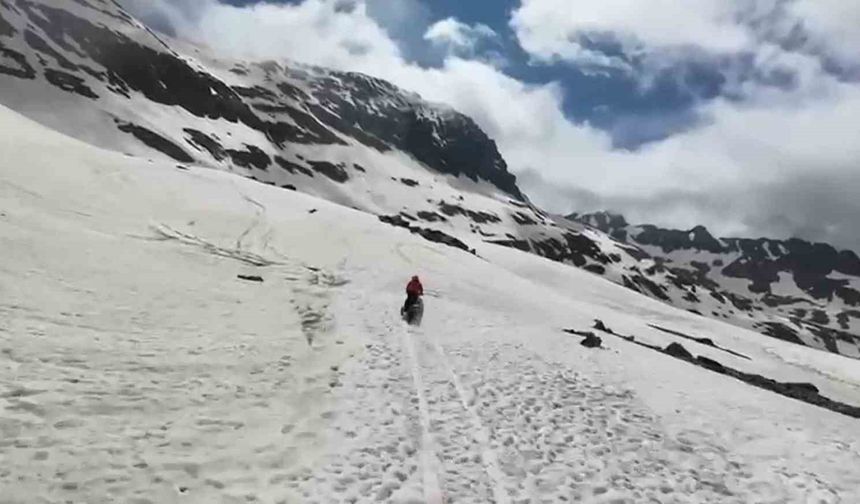 Rize’de Haziran ayında ‘karda kayak’ keyfi