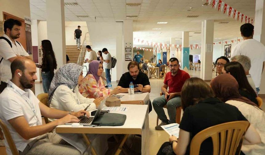 Aday öğrenciler Düzce Üniversitesini tanıdı