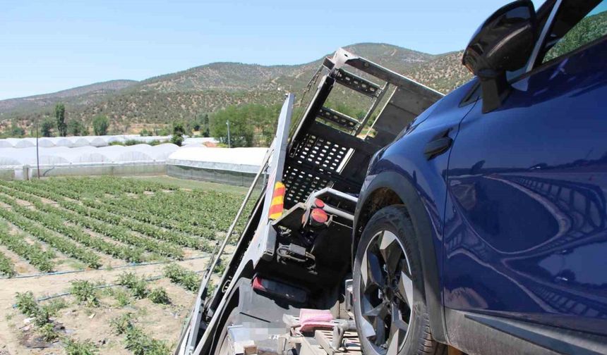 Amasya’da çarpışan tır ile kamyonet tarlaya uçtu: 2 yaralı