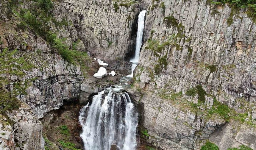Artvin’in saklı güzelliği: Bazgiret Şelalesi en coşkulu döneminde