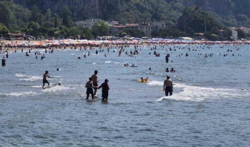 Bunaltan sıcaklarda tatil köyleri ve plajlar doldu taştı