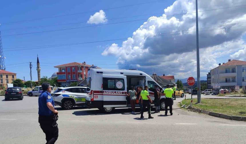 Direksiyon hakimiyetini kaybeden motosiklet sürücüsü yere düştü