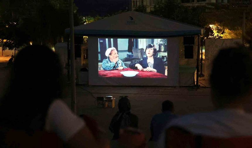 Düzce Üniversitesi’nde açık hava sinema günleri başladı