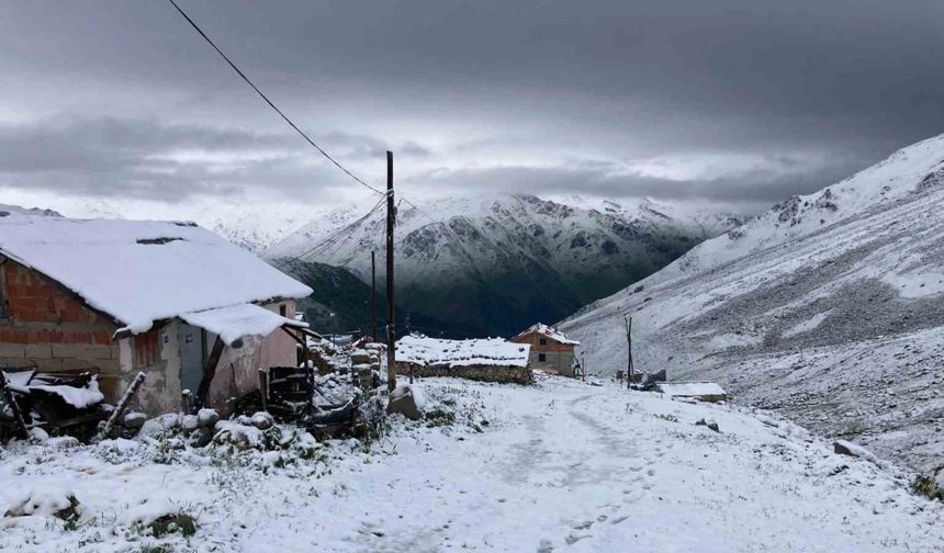 Kaçkar Dağları’ndan turistlere ‘Beyaz sürpriz’