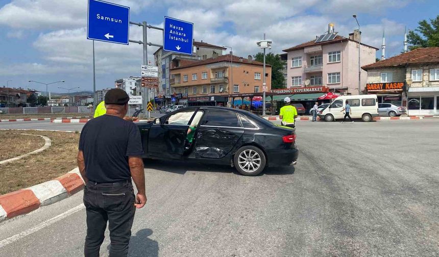 Otomobil ile kamyonet çarpıştı