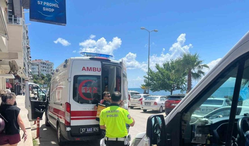 Sinop’ta otomobille motosiklet çarpıştı: 2 yaralı