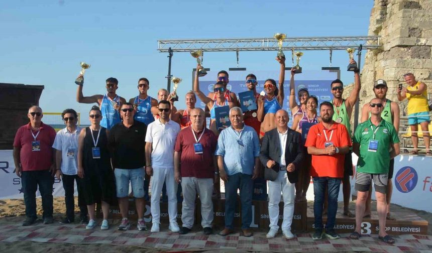 Sinop’ta plaj voleybolu turnuvası sona erdi