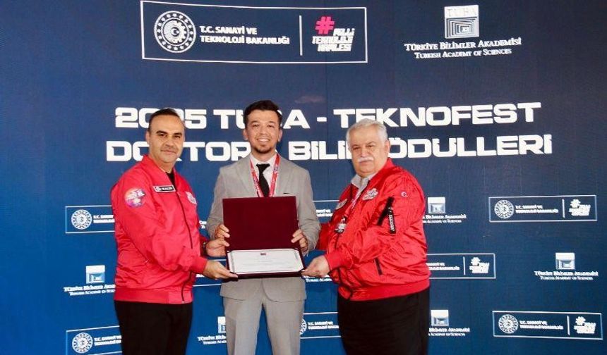 BARÜ’lü akademisyen ödülünü Bakan Kacır’dan aldı