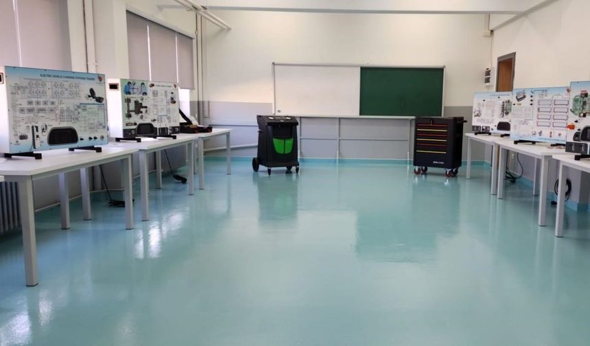 Elektrikli araçlar eğitim merkezinde kurulum çalışmaları hızla ilerliyor