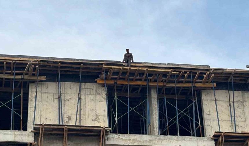 4 aydır maaş alamayan işçiler, çatıya çıktı: "İçeride biriken para yaklaşık 3.5 milyon lira"