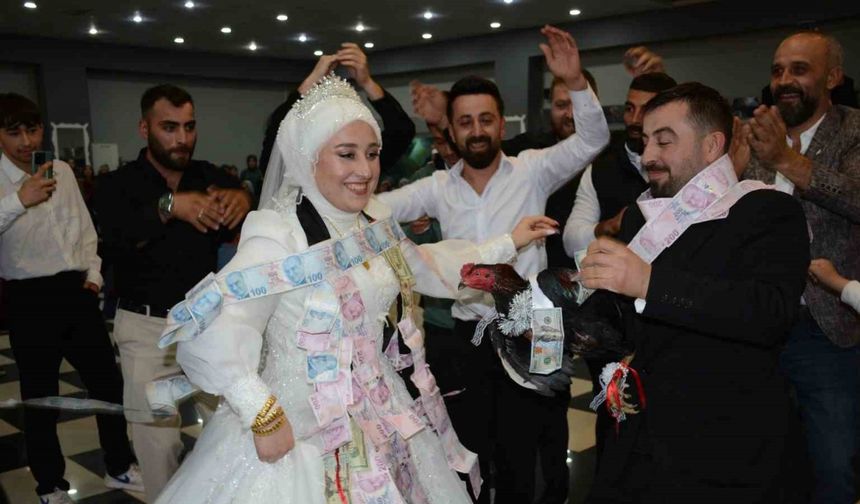 Artvin’de damada arkadaşlarından canlı tavuk ve horoz sürprizi