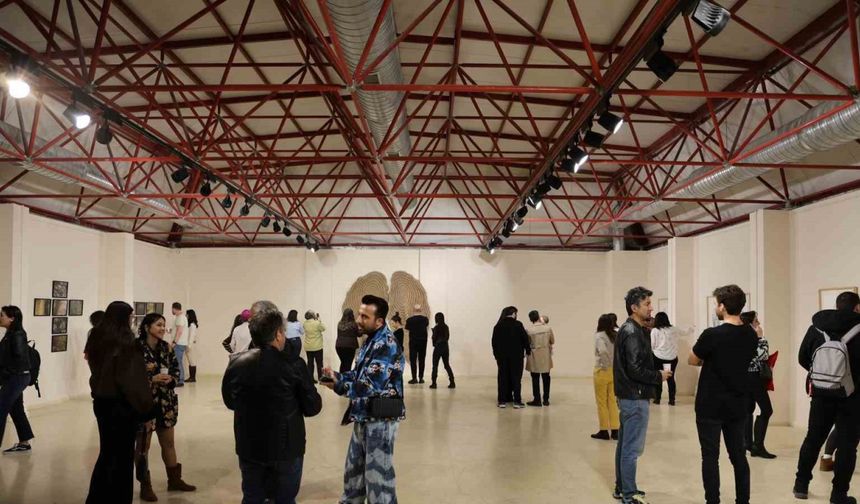Düzce Üniversitesinde "İçinde Bir Şey" sergisi açıldı