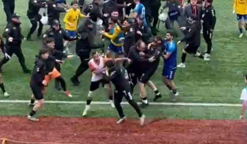 Futbol sahası ringe döndü, 24 kırmızı kart çıktı