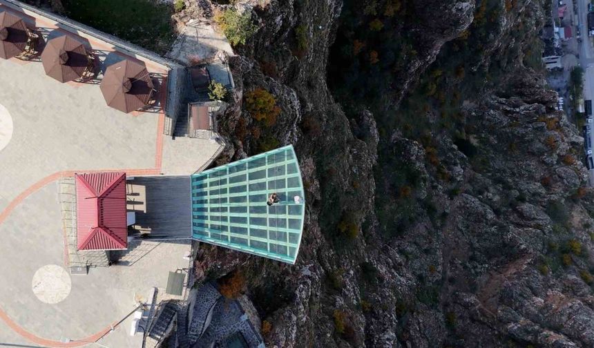 Gümüşhaneli müzisyenden tarihi mekanlarda viyolonsel ile eşsiz performans