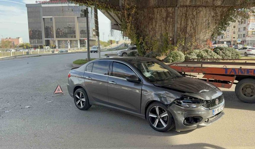 Kavşakta otomobiller çarpıştı: 2 yaralı