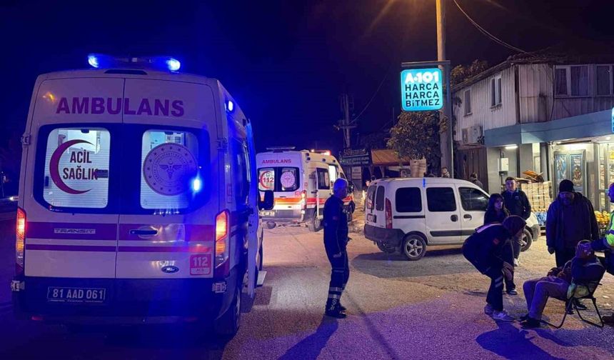 Motosiklet, yolun karşısına geçmeye çalışan adama çarptı: 3 yaralı