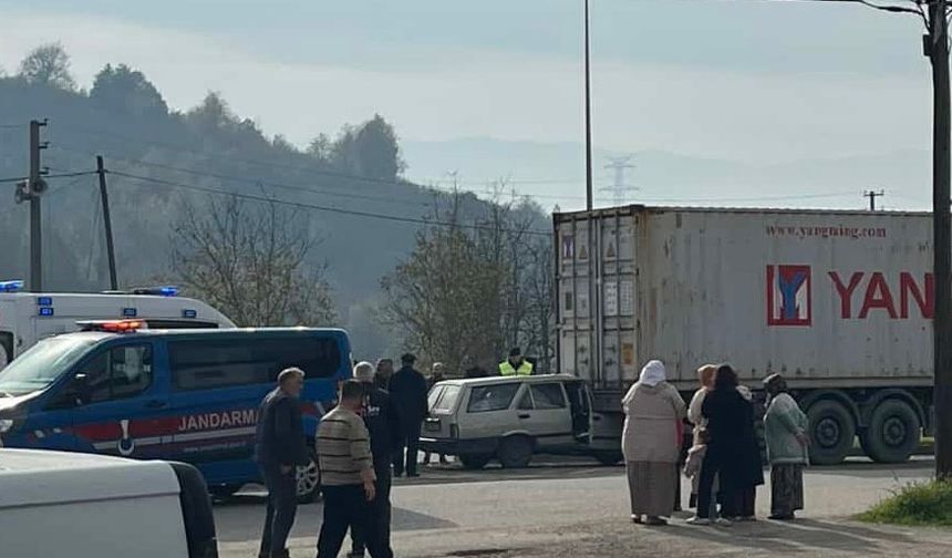 Otomobil tıra ok gibi saplandı: 2 yaralı