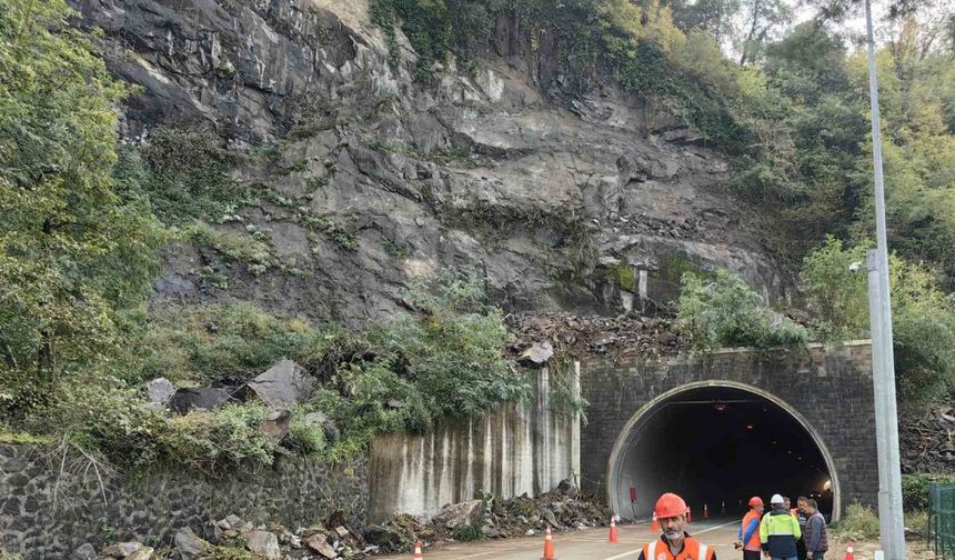 Sarp Sınır Kapısı yolunda heyelan
