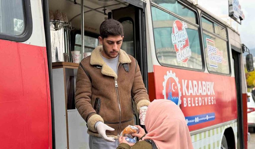 Soğuk sabahlar belediyenin çorba ikramıyla ısınıyor