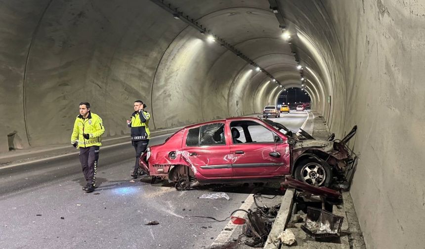 Tünelde feci kaza: Aracın motoru metrelerce ileri savruldu, hız kadranı 200’de takılı kaldı
