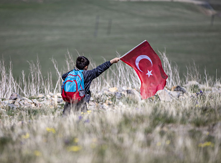 ERZURUMDA BAYRAK İÇİN 11 KM YÜRÜYÜŞ