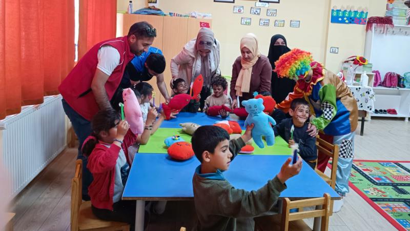 KÖY ÇOCUKLARININ YÜZÜNÜ GÜLDÜRDÜLER 1