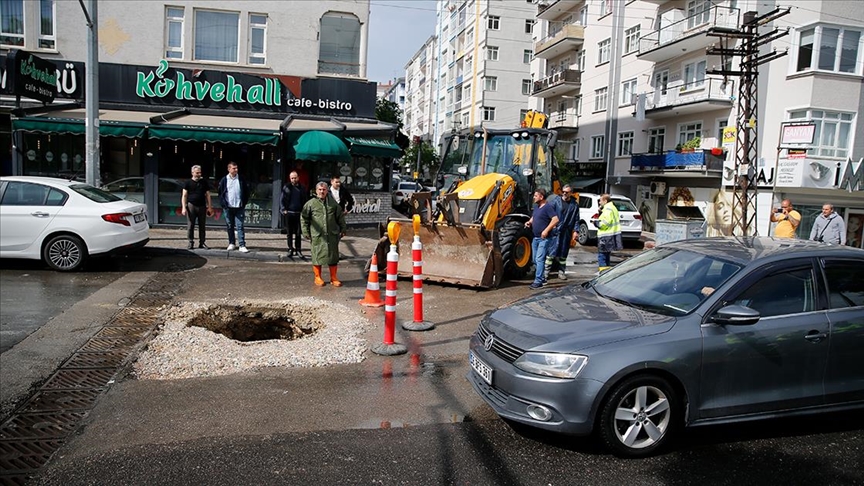 SAĞANAK NEDENİYLE YOL ÇÖKTÜ 1