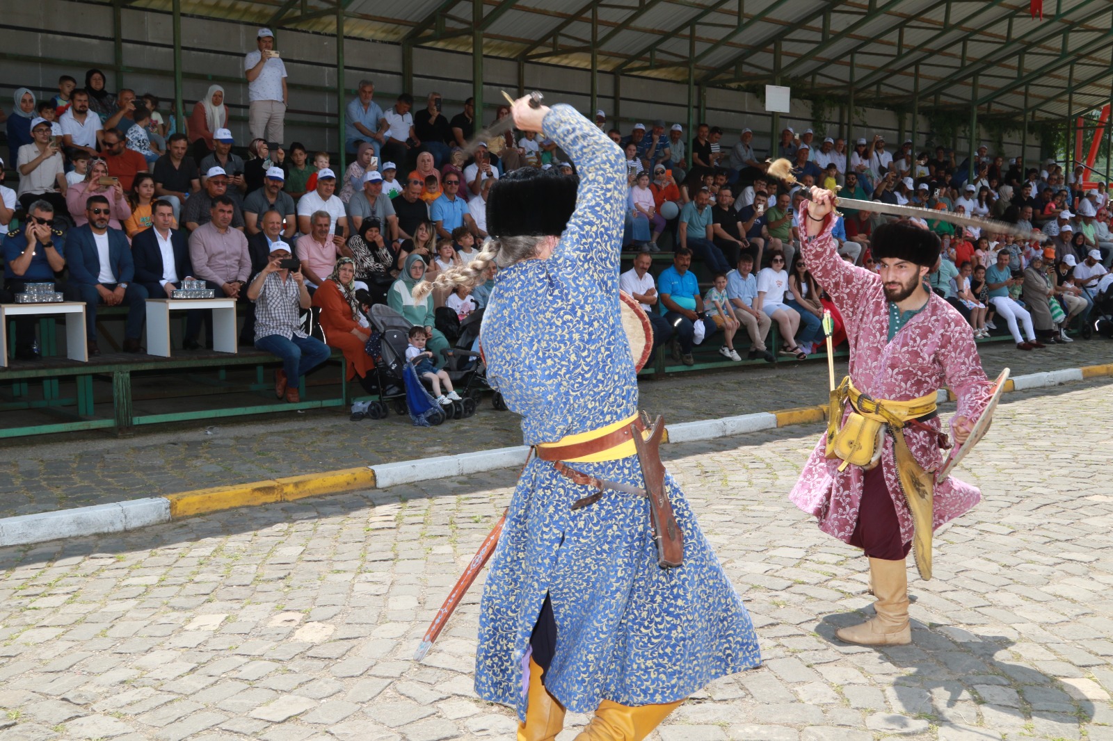 ÜNYE’DE İLK KEZ YAPILAN ATLI SPOR GÖSTERİLERİ NEFES KESTİ (9)