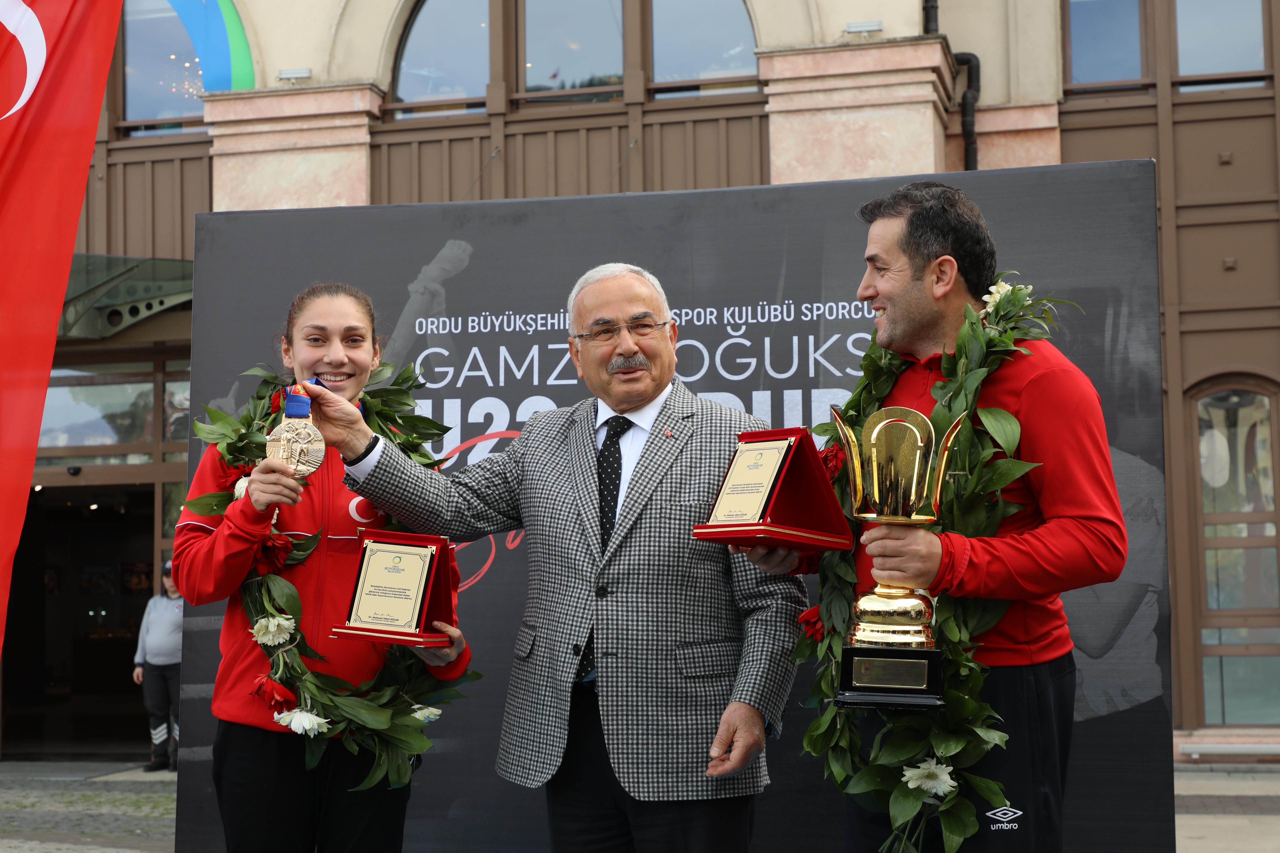 ŞAMPİYONA COŞKULU KARŞILAMA (2)